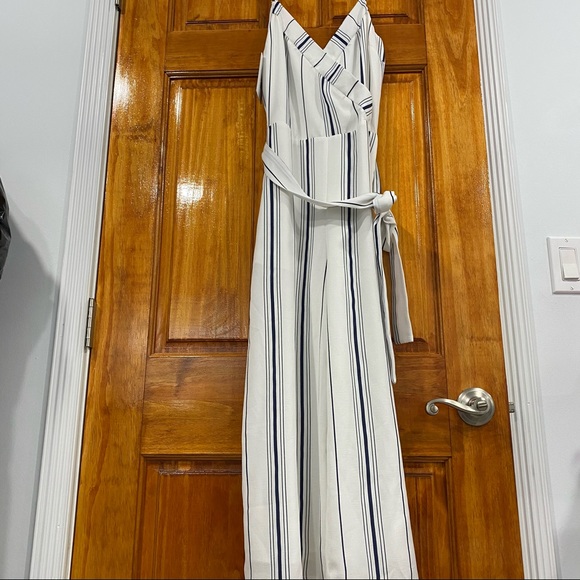 NWT J.O.A Crop Leg Jumpsuit - Picture 6 of 16